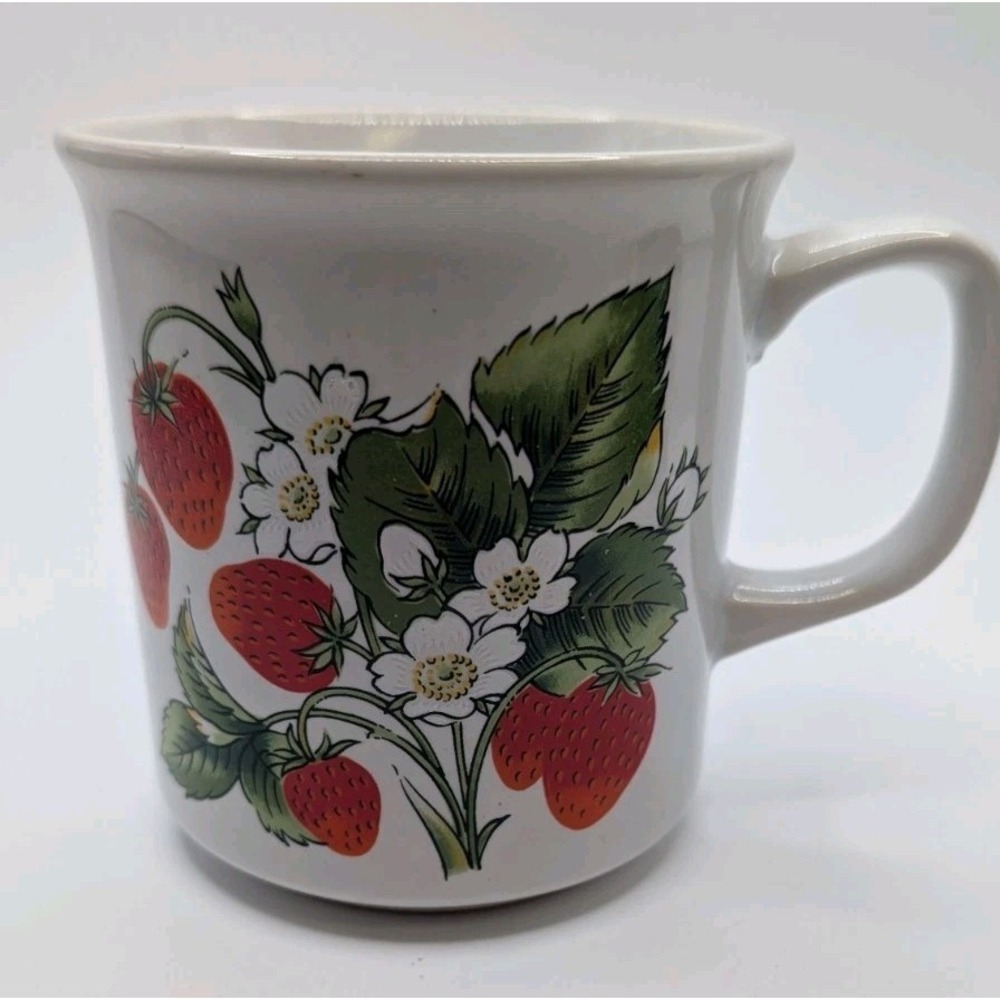 Vtg Strawberry Botanical Coffee Tea Mug‎ White Red Made Japan Glaze Flaw On Lip